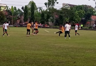 Laga Amal untuk Bayu Sportivo, antara Persika Karanganyar melawan Tanon FC, di Lapangan Slogo, Tanon, Sragen, Jumat (13/5/2022).