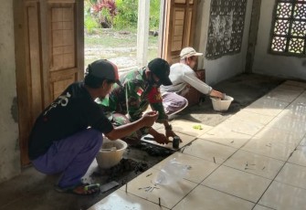 Pasang keramik lantai surau di perbatasan. Sabtu (14/05/2022)