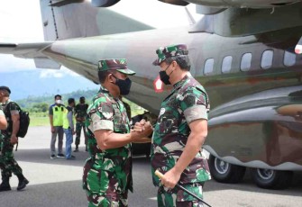 Pangdam Kasuari (kiri) saat sambut kedatangan Pangkogabwilhan III. Sabtu (14/05/2022)