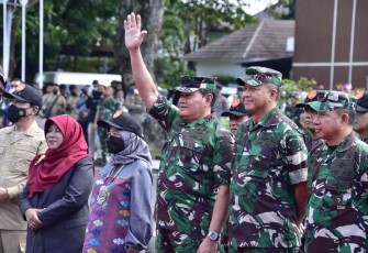 Kasal (mengangkat tangan) saat menghadiri pembukaan Latsitarda Nusantara XLII di Lombok. Sabtu (14/05/2022)