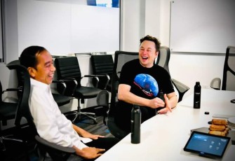Elon Musik saat berbincang bersama Presiden Joko Widodo di Space X Boca Chica Amerika Serikat. Sabtu (14/05/2022)