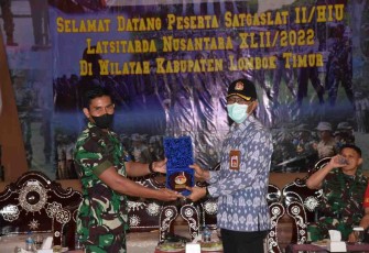 Mayor Marinir M.Kristian saat menerima cenderamata Bupati Lombok Timur. Sabtu (15/05/2022)