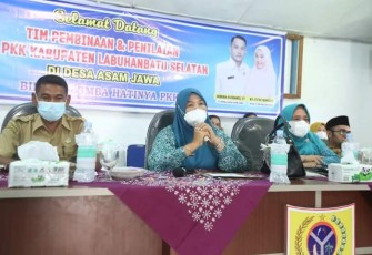 Pembinaan hatinya PKK di Desa Asam Jawa, oleh Ketua TP-PKK Labusel, Selasa (17/5/2022)
