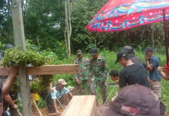 Bantu prosesi pemakaman warga di perbatasan. Selasa (17/05/2022)
