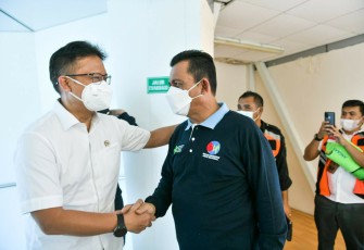 Gubernur Kepri, H.Ansar Ahmad, saat menyambut kedatangan Menkes RI