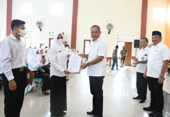 Bupati Karanganyar, Juliyatmono, menyerahkan SK PPPK kepada salah satu guru, Rabu (18/5/2022).