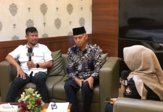 Ketua DPRD Kota Batam, Nuryanto, saat menerima masyarakat Kota Batam yang tergabung dalam Asosiasi Hewan Ternak Kota Bata, Mustofa, (foto: Ist)