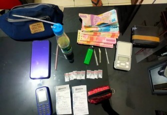 Barang bukti yang diamankan petugas, saat razia narkoba, Jumat (20/5/2022) malam.