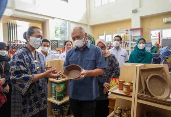 Menteri Teten saat memeriksa produk pelaku UMKM lokal di Yogyakarta. Jum'at (20/05/2022) 