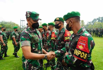 Danrem saat berjabat tangan melepas satgas yonif 405/SK