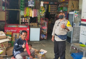 Personel Polres Simalungun awasi distribusi minyak goreng