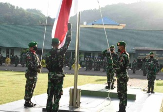 Prajurit Korem 023/KS melaksanakan upacara bendera
