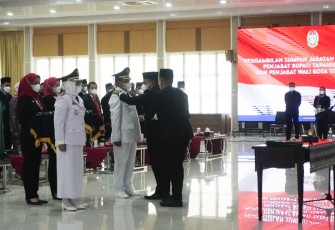 Gubernur Edy Rahmayadi, saat melantik Pj Wali Kota Tebing Tinggi dan Pj Bupati Tapteng, Selasa (24/5/2022).