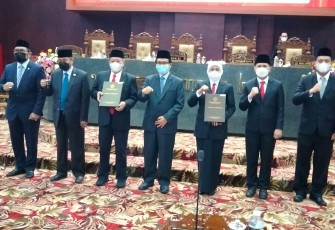 BPK RI saat menyerahkan LHP atas Laporan Keuangan Pemerintah Daerah (LKPD) Jatim untuk tahun anggaran 2021