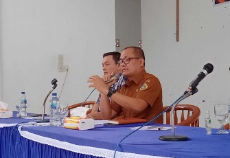 Kepala Badan Kesbangpol Samosir Dumosch Pandiangan memberikan sambutan.