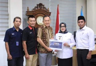 Wakil Bupati Labuhanbatu Hj.Ellya Rosa Siregar,S.Pd,MM saat menyambut baik kedatangan I-News TV perwakilan provinsi Sumatera Utara di Ruang Kerjanya, Rabu (25/05/2022).