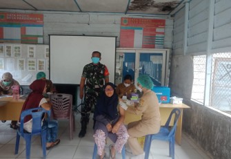 Dampingi warga vaksinasi di balai desa Pardomuan