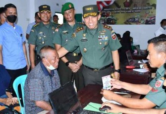 Pangdam Hasanuddin saat meninjau penyaluran BLT