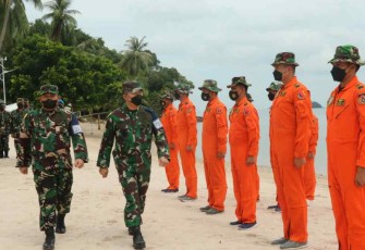 Pangkoopsud I cek prajuritnya sebelum latihan Parasailing 