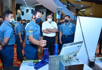 Siswa STTAL saat memperagakan perangkat lunak akusisi data