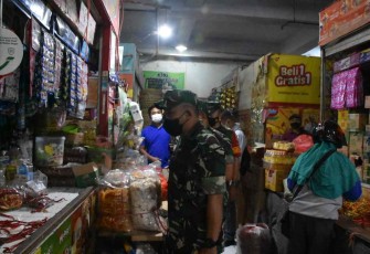 Dandim Madiun blusukan cek harga minyak goreng di pasar Besar