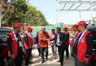 Wakil Bupati Samosir, Martua Sitanggang, mengenakan batik.