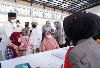 Wapres RI saat berdialog dengan tim medis dan masyarakat saat baksos kesehatan di Banten