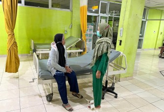 Seorang ibu korban penganiayaan anak kandungnya sendiri saat dirawat