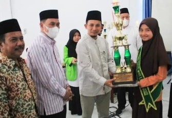 Wakil Ketua DPRD Labuhanbatu, Abdul Karim Hasibuan, saat menyerahkan piala bupati lomba dakwah, Sabtu (28/5/2022).