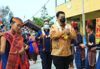 Bupati Samosir saat meresmikan gedung baru SMP RK Bintang Samosir Palipi, Sabtu (4/6/2022)..