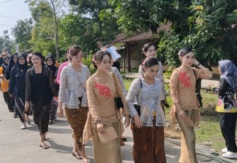 Kirab budaya dalam rangka tradisi sedekah bumi