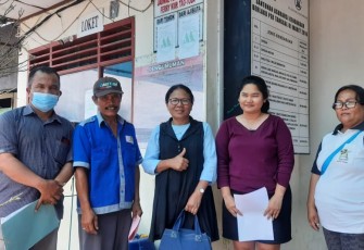 Tumiur Gultom bersama anggota saat mengunjungi para pengelola kapal penyeberangan Fery.