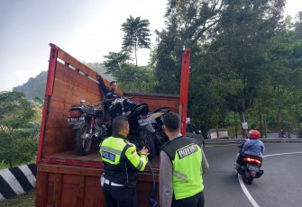 Puluhan motor yang digunakan balap liar di jalan Karangpandan - Tawangmangu diangkut menggunakan truk, Minggu (5/6/2022).