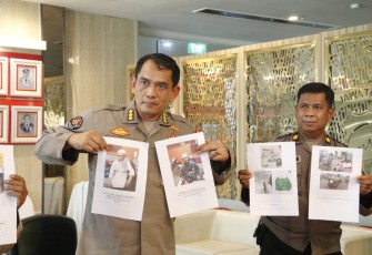 Kombes Iqbal saat memberikan keterangan pers tersangka pimpinan Khilafatul Muslimin 