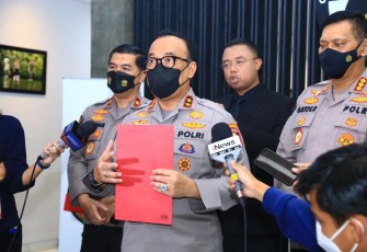 Kadiv Humas Polri saat memberikan keterangan pers terkait dugaan buronan di Indonesia