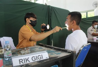Pemeriksaan gigi calon taruna akademi militer di sub panda Mamuju 