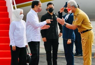 Presiden Joko Widodo disambut gubernur Jateng dalam kunjungannya di Kabupaten Batang