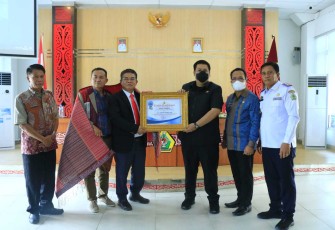 Bupati Samosir saat memberikan penghargaan penghargaan.