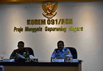 Danrem 091/ASN saat bersama tim audit kinerja Itjen TNI 