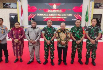 Pangdam Kasuari (tengah) foto bersama usai penutupan TMMD Kodim 1801/Manokwari 