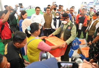 Kepala BNPB memberikan bantuan kepada warga di pengungsian