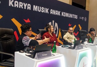 Dewan juri saat menilai kontestan lomba karya musik anak komunitas 