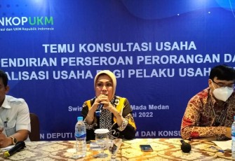 Eviyanti Nasution saat acara temu konsultasi usaha di kota Medan