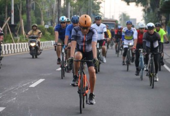 Pangdam Udayana saat gowes bersama jajaran
