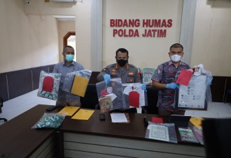 Kombes Pol Dirmanto saat memberikan keterangan pers terkait penangkapan Amir Khilafatul Muslimin di mapolda Jatim