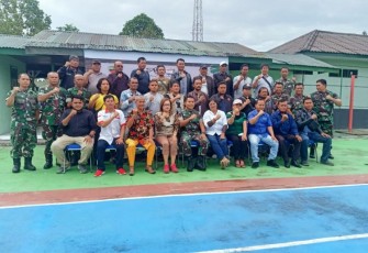 Dandim foto bersama dengan insan media Dairi