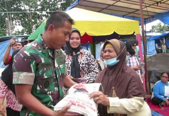 Dandim saat memberikan santunan anak yatim piatu dan kaum dhuafa