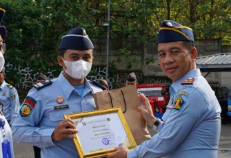 Kalapas Cilegon saat memberikan piagam penghargaan 