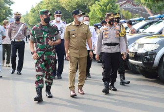 Dandim Pacitan saat pengecekan personel apel operasi patuh Semeru