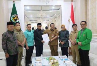 Dirjen Polpum saat menyerahkan bantuan keuangan untuk parpol PPP di Jakarta 